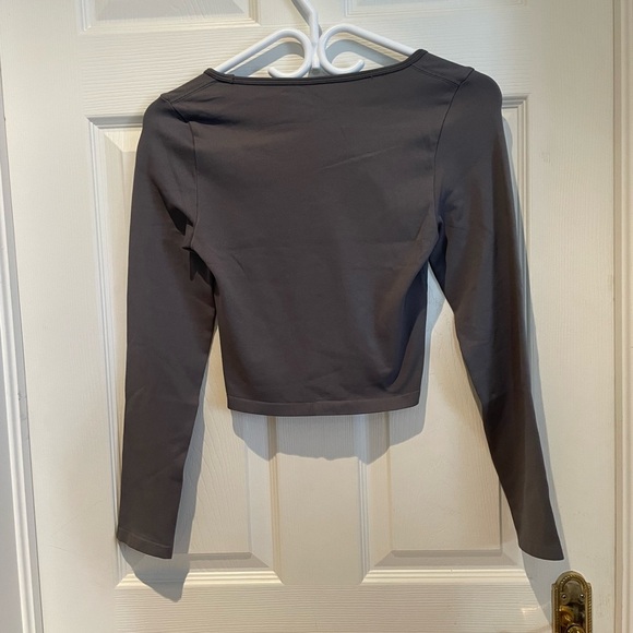 Long sleeved gray crop top - Picture 3 of 3